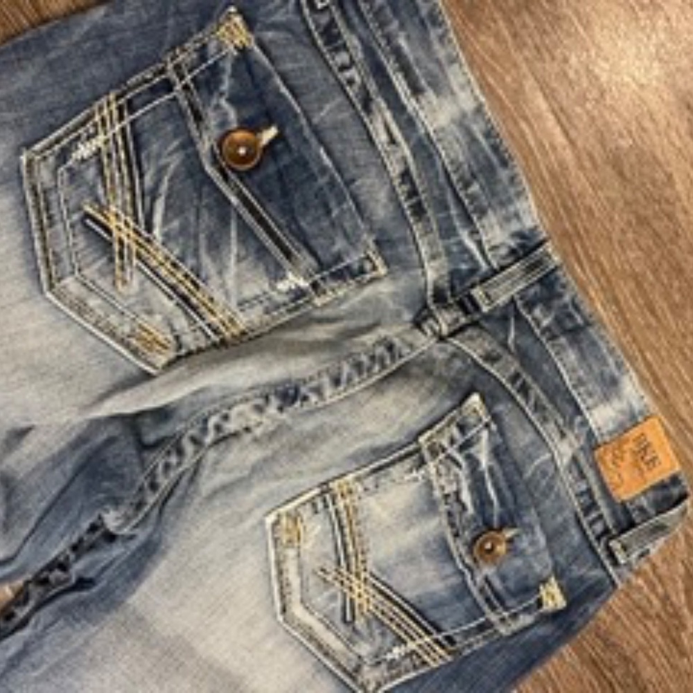 Women's Light Wash Flared Jeans - Blue - Picture 7 of 7